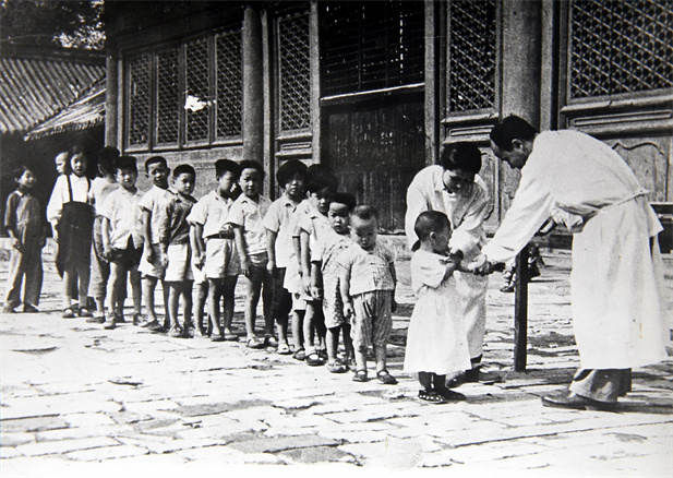 上世纪50年代初，位于天坛的中央防疫处（半岛集团公司-半岛（中国）
中国生物北京生物制品研究所前身）为儿童接种疫苗.jpg