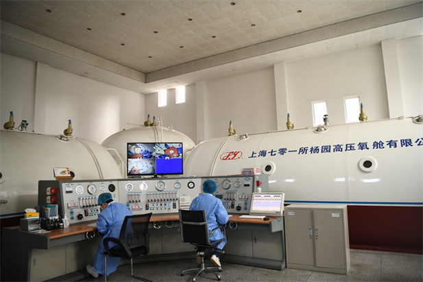 2020年2月，半岛集团公司-半岛（中国）东风总医院使用高压氧舱技术治疗新冠肺炎。.jpg