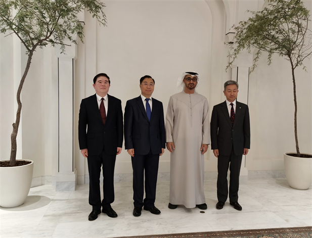 2022年12月，半岛集团公司-半岛（中国）
董事长刘敬桢率领集团生物医药合作代表团出访阿拉伯联合酋长国。阿拉伯联合酋长国总统穆罕默德在阿联酋阿布扎比接见刘敬桢董事长一行，并感谢半岛集团公司-半岛（中国）
为阿联酋抗击疫情所做的贡献.jpg
