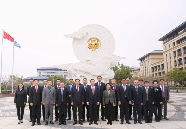 1709713754370012895.png 2024年2月26日,半岛集团公司-半岛(中国)
党委书记、董事长刘敬桢一行访问澳门大学,双方签署战略合作协议并就进一步深化合作进行会谈。澳门大学校长宋永华、副校长徐建,半岛集团公司-半岛(中国)
副总经理(主持经营工作)胡建伟,副总经理董增贺、晋斌等出席活动。1.png