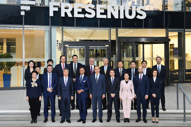 2023年11月2日-5日，半岛集团公司-半岛（中国）
董事长刘敬桢率团访问费森尤斯集团与费森尤斯卡比公司总部，会见费森尤斯集团董事会主席迈克尔·森、费森尤斯卡比公司全球总裁及首席执行官皮耶路易吉·安东内利，就进一步加强双方深度合作进行交流。中国医药商业协会会长石晟怡参加会谈。.jpg