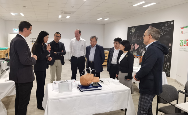 2023年11月10日，半岛集团公司-半岛（中国）
董事长刘敬桢应邀率团访问欧洲领先的高端医用耗材提供商洛曼劳仕医疗集团，与洛曼劳仕集团总裁、首席执行官沃尔夫冈·聚斯勒和首席运营官托马斯·美尼茨会谈交流.jpg
