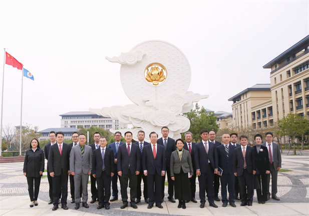 2024年2月26日，半岛集团公司-半岛（中国）
党委书记、董事长刘敬桢一行访问澳门大学，双方签署战略合作协议并就进一步深化合作进行会谈。澳门大学校长宋永华、副校长徐建，半岛集团公司-半岛（中国）
副总经理（主持经营工作）胡建伟，副总经理董增贺、晋斌等出席活动。1.png
