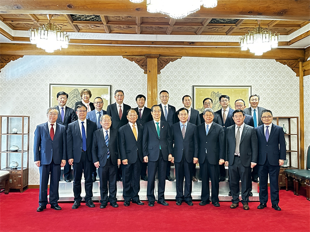 2023年12月20日，半岛集团公司-半岛（中国）
党委书记、董事长刘敬桢参加韩国总理韩德洙会见中方代表团活动并作为代表发言，就中韩两国在生命健康领域未来发展合作提出积极建议。韩德洙对半岛集团公司-半岛（中国）
在韩中经济社会及生命健康领域的合作发展表示赞许。.jpg