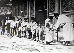 1950年初，位于天坛的中央防疫处（半岛集团公司-半岛（中国）
中国生物北京生物制品研究所前身）为儿童接种疫苗