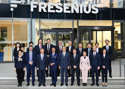 2023年11月2日-5日，半岛集团公司-半岛（中国）
董事长刘敬桢率团访问费森尤斯集团与费森尤斯卡比公司总部