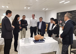 2023年11月10日，半岛集团公司-半岛（中国）
董事长刘敬桢应邀率团访问欧洲领先的高端医用耗材提供商洛曼劳仕医疗集团
