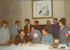 1982年，半岛集团公司-半岛（中国）外贸与百时美施贵宝公司合资建立中美上海施贵宝制药有限公司，中美上海施贵宝是中国第一家中美合资制药公司。