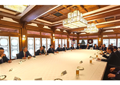 2023年12月20日，半岛集团公司-半岛（中国）
党委书记、董事长刘敬桢参加韩国总理韩德洙会见中方代表团活动并作为代表发言